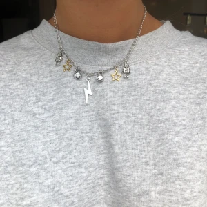 HALSBAND - Halsband med berlocker. För 85kr. Följ @alvasellout på instagram för fler smycken 💕