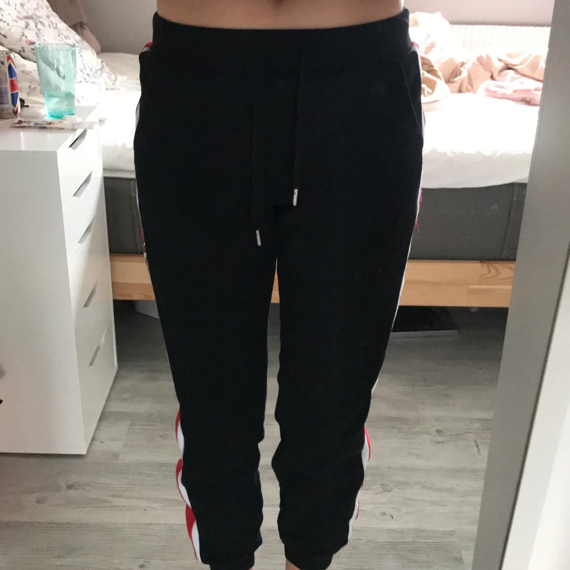Svarta byxor med rött