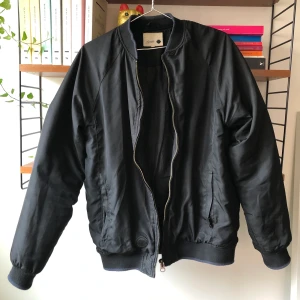 Bombarjacka - Unik svart bombarjacka från Humör. En favorit men tyvärr för liten. 