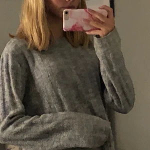 Grå tröja - Säljer denna tröjan i storlek xs🥰