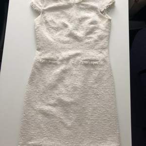 Vit tweed-klänning storlek small