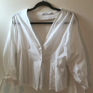 Snygg vit blus från nakd - Snygg vit blus från nakd i bra skick🌸