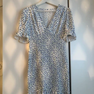 Nakd - Supersöt klänning från Nakd, inga lappar men är storlek 36. Typ rysch som ger bra former haha. Aldrig använd. + frakt eller mötas i Stockholmsområdet 