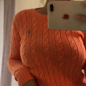 Ralph lauren stickad tröja - Superfin stickad tröja ifrån Ralph lauren🌸 Bilden visar en mer orange färg än den är, den är mer korallfärgad🌸