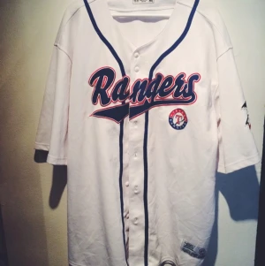  - Supersnygg baseball-tröja!!✌🏼️ använt den oversize! Rangers!