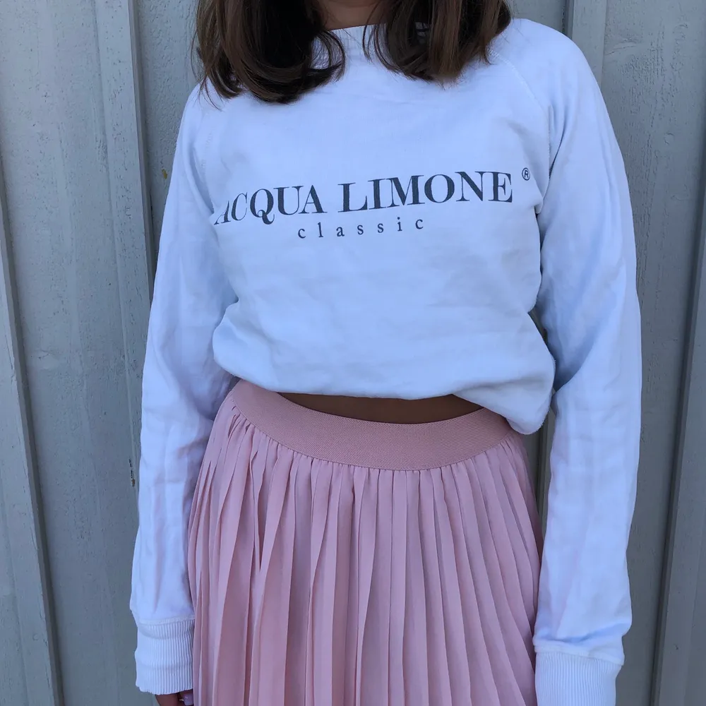 Säljer denna sweatshirt från Acqua Limone i strl XS. Utgångspris 150kr inklusive frakt. Fint skick!💞              HÖGSTA BUD: 300kr. Tröjor & Koftor.