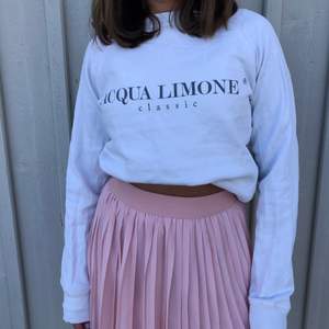 Säljer denna sweatshirt från Acqua Limone i strl XS. Utgångspris 150kr inklusive frakt. Fint skick!💞              HÖGSTA BUD: 300kr