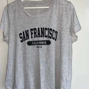 Superfin t-shirt i bra skick! - Superskön t-shirt i bra skick!! Priset kan diskuteras! Köparen står för frakt!🥰