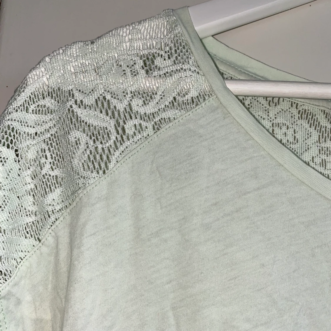 Pastellgrön topp med spetsdetaljer - 90