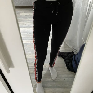 Byxor från garciajeans  - Stretchiga och sköna Byxor från kidsbrandstore,  i storlek 152 men jag är 165 och dom passar i längden så lite oklar storlek | 50kr +frakt