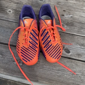 Fotbollsskor från adidas  - Snygga Fotbolsskor från adidas finns ingen sula i dock , nypris 700