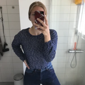 Stickad blå tröja - Blå stickad tröja i bra skick, storlek M. Köpt på H&M för 150kr och säljer den nu för 100kr (pris kan diskuteras) 