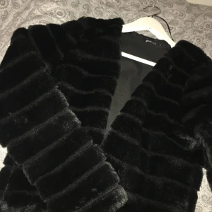 Pälsjacka från ginatricot  - En pälsjacka från Gina tricot i perfekt skickt. Bara använd 1/2 ggr. Skönt material och bekväm😊 fake är inkluderad i priset🥰