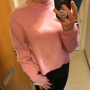 Stickad tröja - Rosa, stickad tröja med revärer på ärmen med texten ”forever unite”. Inköpt på H&M för några år sedan, knappt använd. Skicka ett meddelande till mig om du vill ha fler/bättre bilder! ☺️ 50kr+frakt