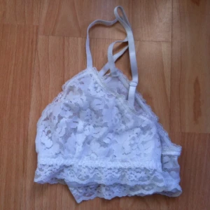  - 🐚Bygellös bh i vit spets🐚

• Storlek: 40
• Märke: H&M
• Material: 96% polyamid 4% elastan
• Skick: Endast provad, fint skick
• Övrigt: Inga skavanker 
• Frakt: 7-14kr 