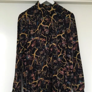  - Snygg skjorta från Monki!!!! Använd ett fåtal gånger, i mkt fint skick😀✨✨✌🏼️