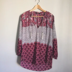  - Superfin, luftig tunika från Bikbok. Använd en gång. Säljes då den inte kommer till användning. Eventuell frakt tillkommer. 