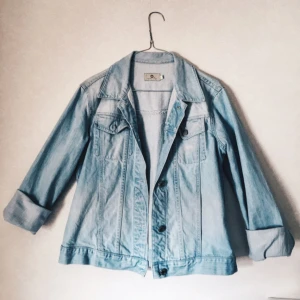  - Jeansjacka i ljus jeans. Kommer från Polarn och pyret, är en L för yngre men fungerar som S för vuxna. Väldigt fin och minimalt slitage. 