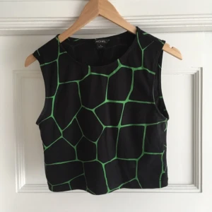  - Cool magtröja med grönt mönster från Monki! Köparen står för eventuell frakt 