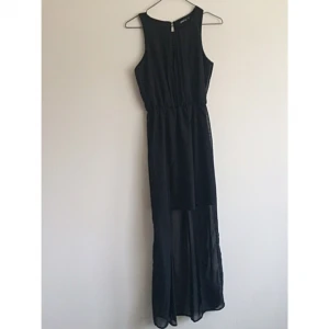  - Fin klänning från Gina tricot som är längre baktill & en snygg öppning i ryggen (bild 2) använd en gång!(bild 3) fint skick! Frakt 42kr✨