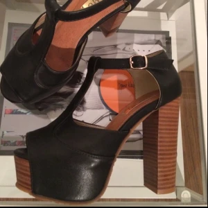  - Högklackar av märket Tiamo. Svart läderimitation med träklack. Modell lik Jeffrey Cambells foxy wood. Stl. 36, normal i storleken. Använda endast 2 gånger. Nypris 899 kr. Säljes för 300 kr. Jag har swish. Köpare står för eventuell frakt.
