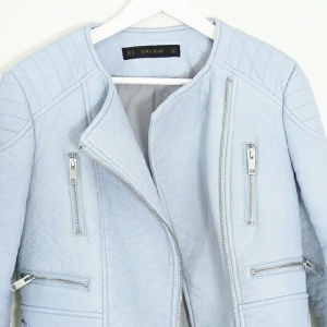  - ♡ Babyblå skinnjacka från Zara. Storlek M – Använd ett fåtal gånger! superfin och perfekt till våren. 