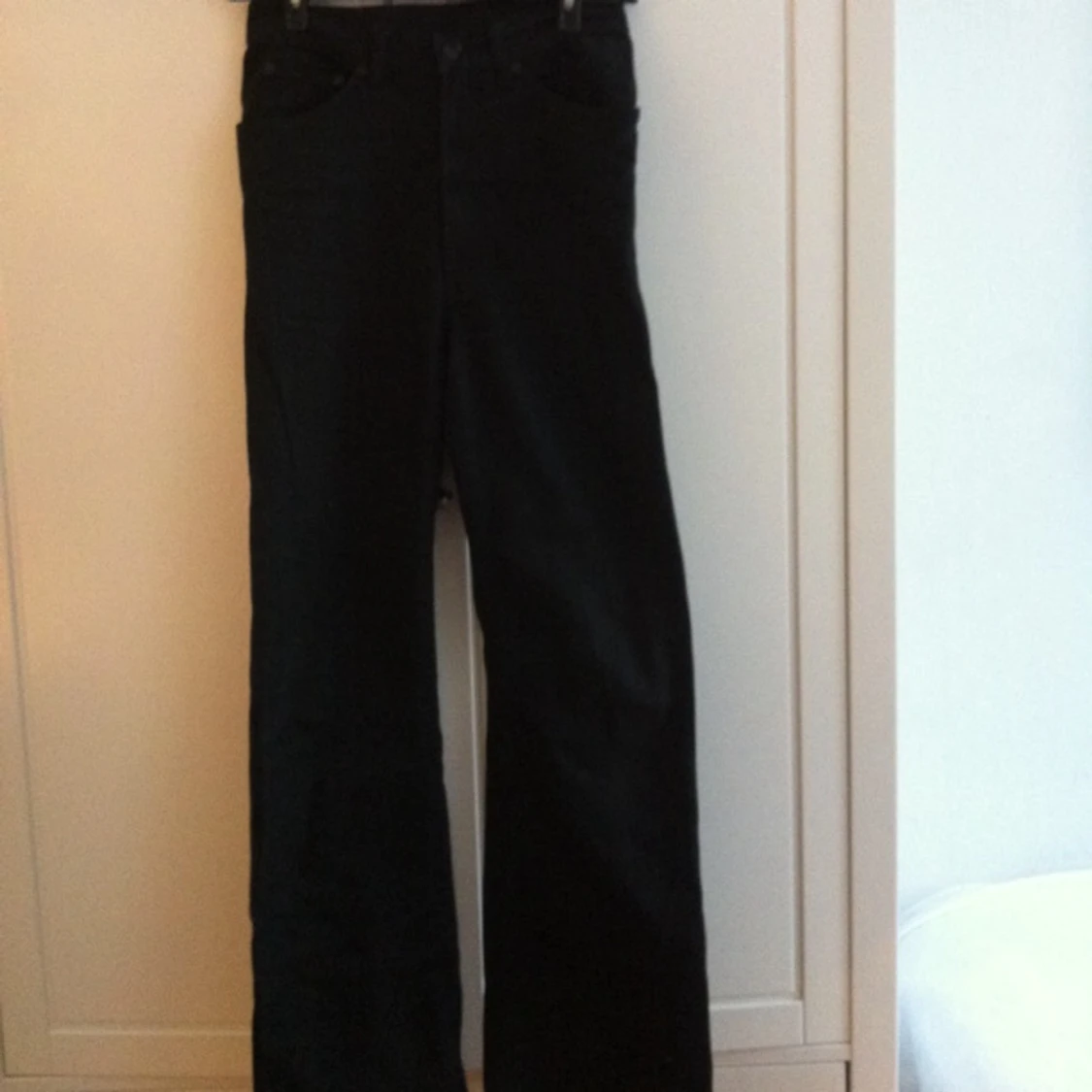 Svarta utsvängda byxor från  The Local firm. Höga i midjan.  - 1380206684