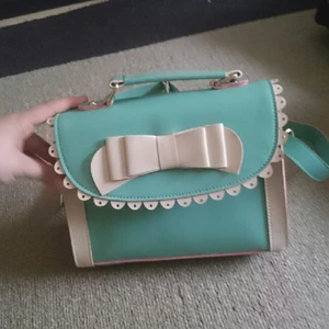  - Nyköpt väska, helt oanvänd och väskan är i superbra skick! 