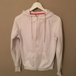  - Hoodie från gina tricot.