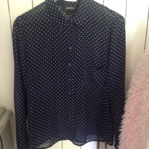  - Transparent blåprickig skjorta från Monki