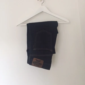  - Helt nya crockerjeans, höga i midjan & stuprör. Modellen heter Pow High. Aldrig använda. Skulle säga att de passar en 26a trots att det är 27or. 
