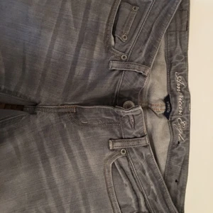  - Oanvända stuprörsjeans från American Eagle. Köpte i New york. Strechiga. 