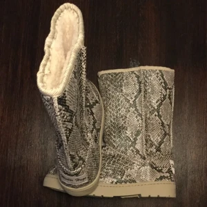  - Mysiga vinterskor ifrån Fris & Company Oanvända St 39 Ord pris 899:-