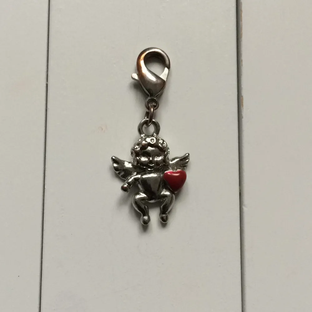 Fina berlocker att hänga på tex Thomas sabo smycken eller från guldfynd. Dom är från imemy. Accessoarer.