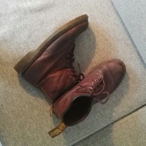  - Dr martens, använda men hela överallt utan större slitage. mycket bra kvalitet och passar bra året runt! nypris 1699 :- 