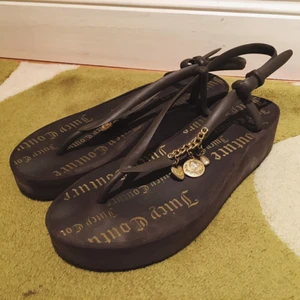  - Bruna strand/sommar tofflor.
Har använt några gånger.
Jätte sköna att gå i. Köpare står för frakt.