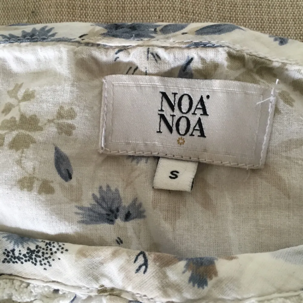 Ett fint blommigt linne från Noa Noa Passar en i storlek S. Toppar.