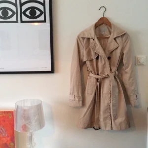  - Fin trenchcoat från hm modern Classic med fina detaljer. Fint skick. 

Köparen betalar eventuell frakt. 