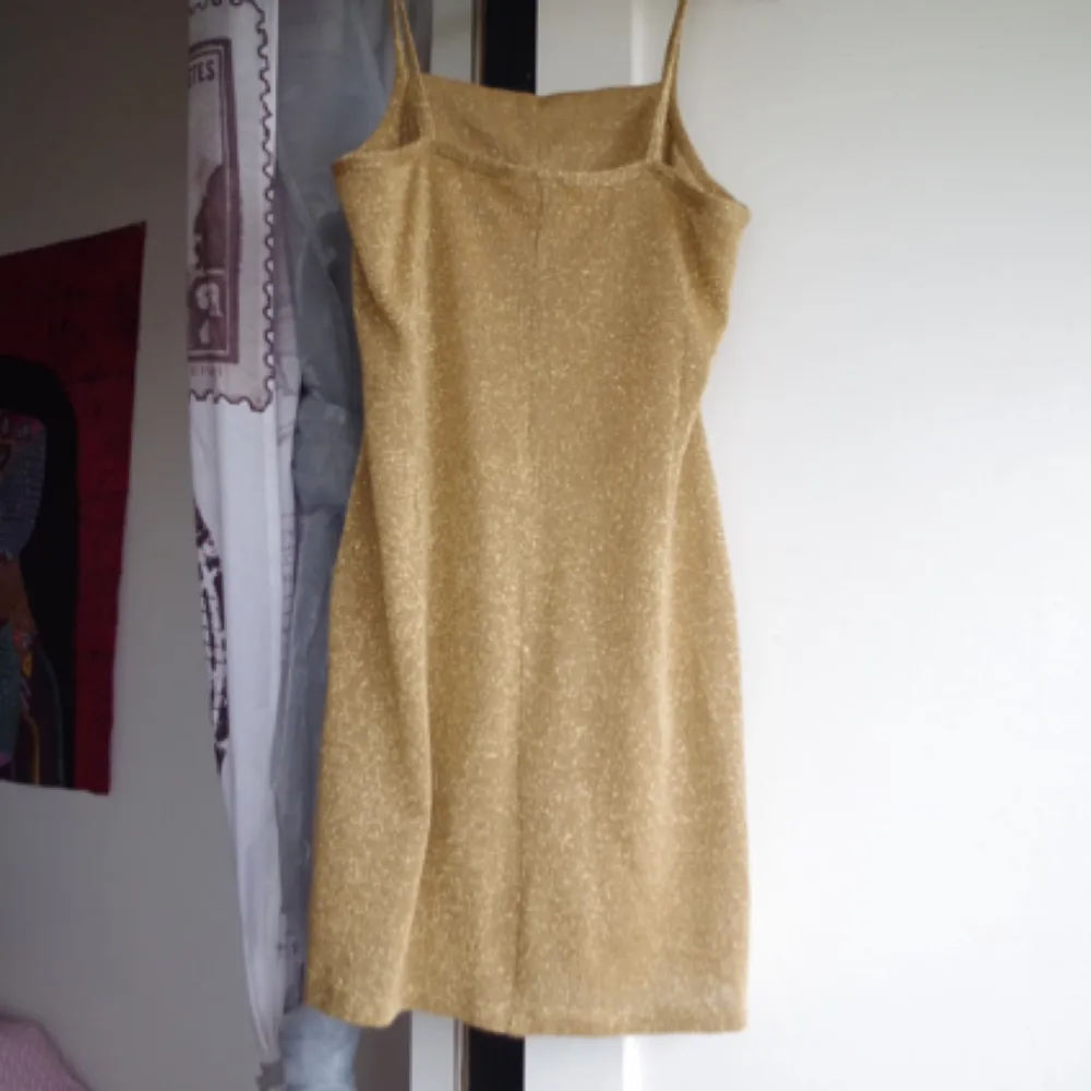 Guldig mini-klänning. Köpt från humana. . Klänningar.