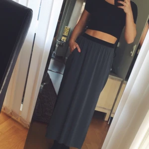  - Grå/blå kjol-byxa från Weekday, passar båda till 36-40 då det är riktigt bra stretch! Har bara provat aldrig använt. 

❣Alla mina priser är INKLUSIVE PORTO. Annars finns kläderna att hämta i Kungsbacka, eventuellt Halmstad.❣
