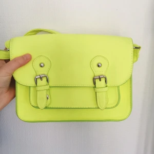  - Neongul väska från Åhléns. Felfri förutom de två små fläckarna på baksidan av väskan. 