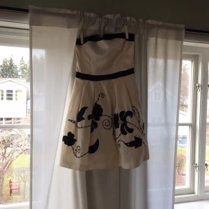  - Fin gräddvit klänning från Vila med broderier. Klänningen går att ha axelbandslös men medföljer axelband. Perfekt till skolavslutning eller liknande.