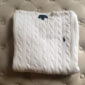 Superfin Ralph Lauren tröja, köpt på NK för 1500kr använd 2 ggr, säljer den för 450kr 