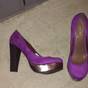  - Fushiafärgade (jätte lila) skor i storlek 39. Så snygga men tyvärr kan jag inte gå i klackar, aldrig använda! 💃🏼👠