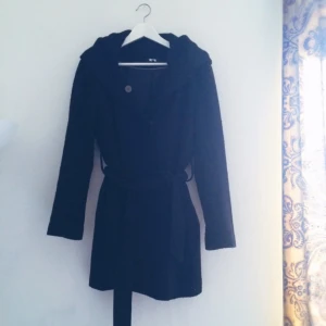  - Supersnygg jacka från bikbok med stor och mysig luva! 💫