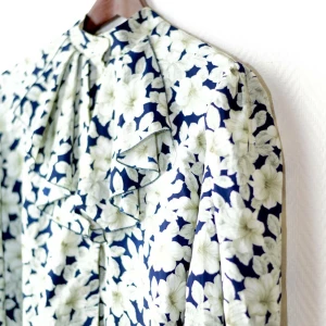  - Vintage vit och blommig blus. 