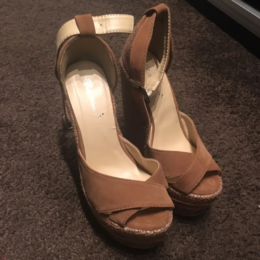 Helt nya skor från Belle shoes i storlek 35. Det är ganska höga wedges. Sommarfräscha i bruna läder och trä inslag. 200kr inkl frakt.. Skor.