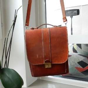  - Fin skinnväska, med justerbart band och många fack. Lite sliten men fortfarande fin! 