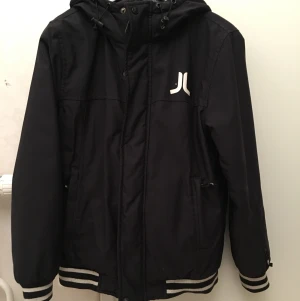  - Äkta wesc skid jacka.
Använd knappt en vinter.