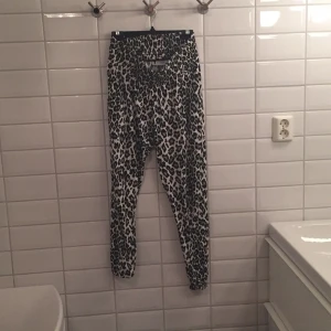  - Jag säljer mina leopardbyxor i storlek M då de knappt blivit använda. De är i mycket bra skick, som nya. Jag tycker den är storleksenliga!